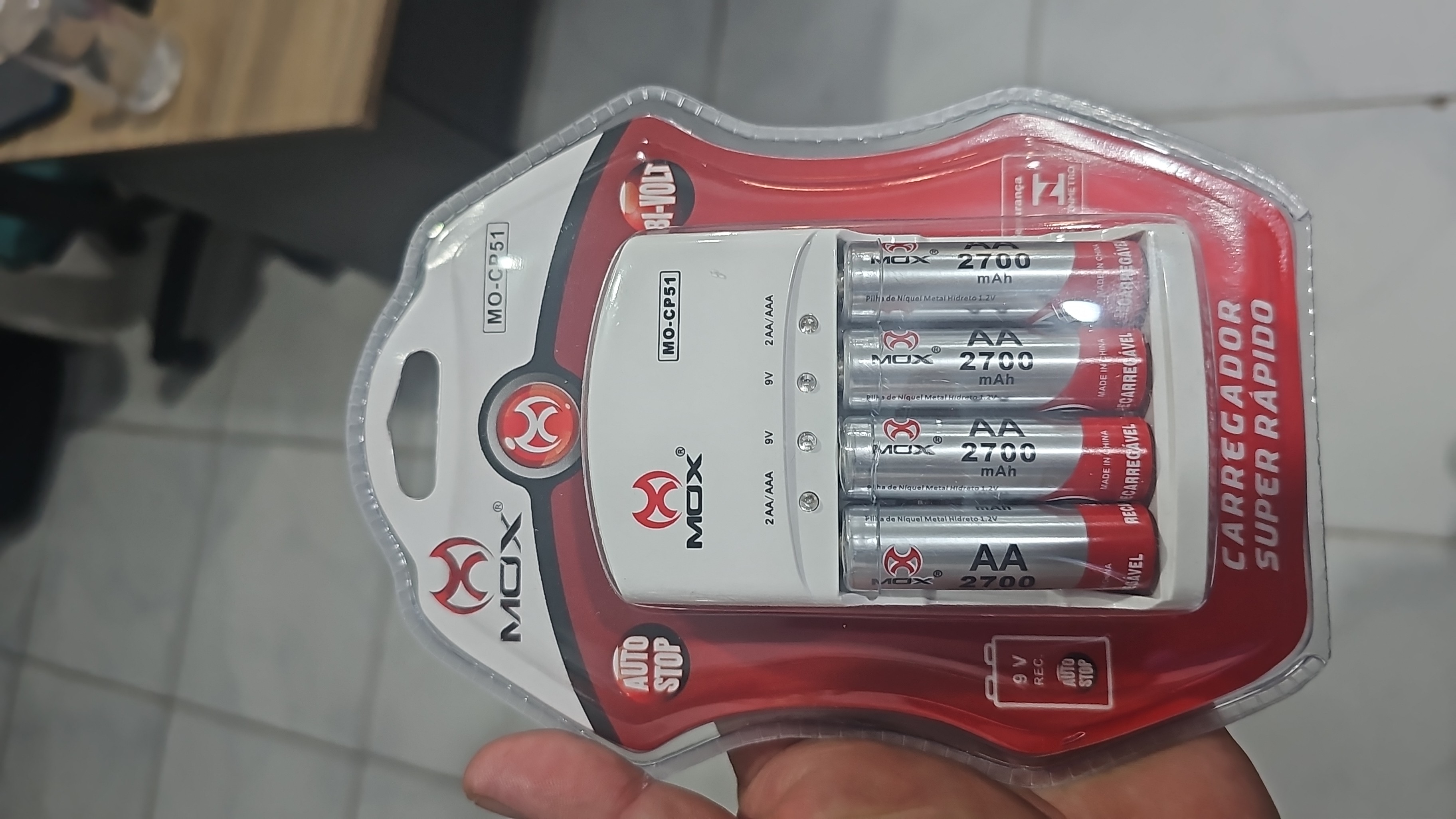 Carregador de pilhas e bateria recarregáveis